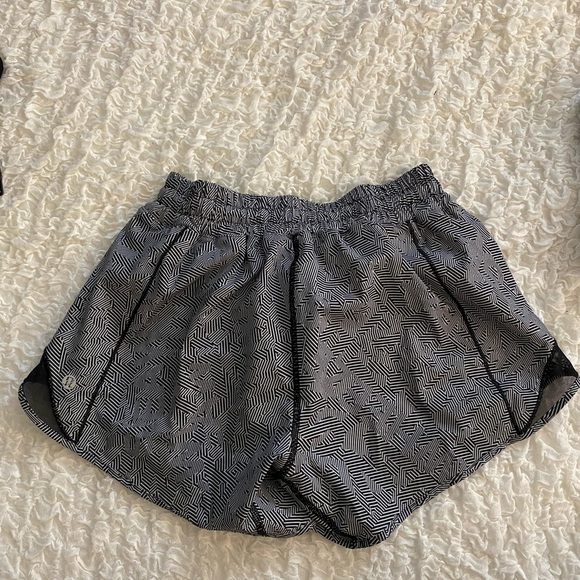 Lululemon Hotty Hot Short II  2.5” - Picture 2 of 9